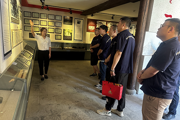 1706065222162789.jpg 1光明分公司黨支部組織參觀(guān)多松年烈士紀念館.jpg