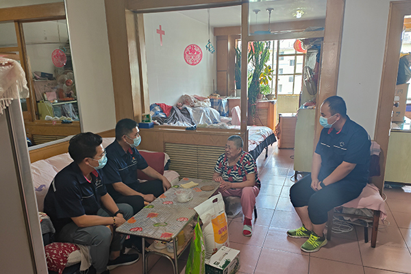 1706065303942223.jpg 1物資采供中心黨支部開(kāi)展“創(chuàng  )建文明活動(dòng) 關(guān)愛(ài)空巢老人”志愿服務(wù)活動(dòng).jpg
